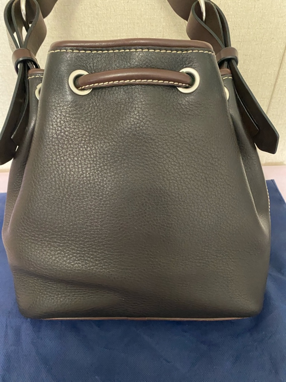 Dooney & Bourke Brown Leather Drawstring Shoulder Bag 🤎🩶 - Picture 6 of 13